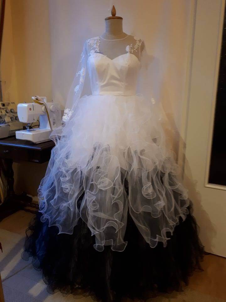 Fekete-fehér menyasszonyi ruha